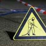 Znak ostrzegawczy BHP przy myciu ciśnieniowym powierzchni w Szczecinie