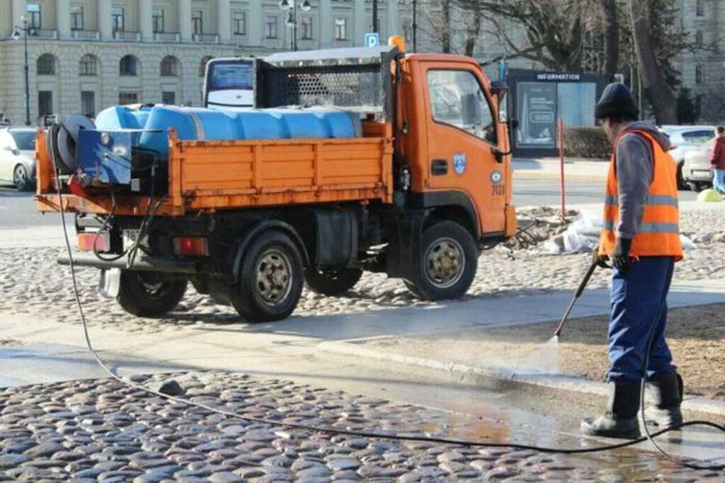 Mobilne czyszczenie kostki brukowej w Szczecinie — praca z własnym zapleczem wodnym